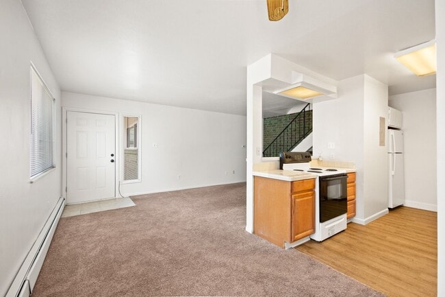 Building Photo - Bright Townhome in Lakewood!