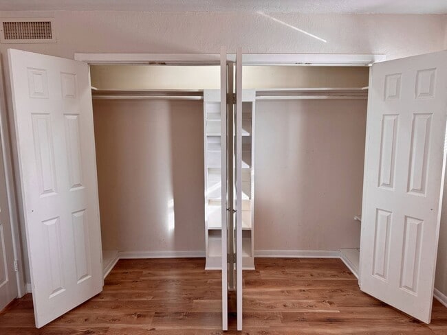 Building Photo - Adorable Mid Century Modern home on a corner lot!