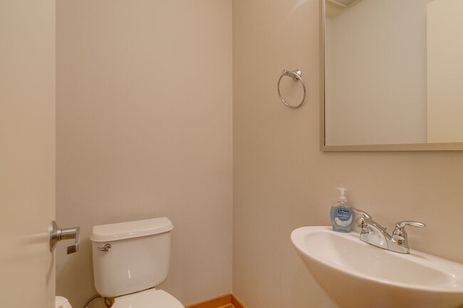 Building Photo - Bright, Modern 3 bed 2.5 Bath Townhome in ...