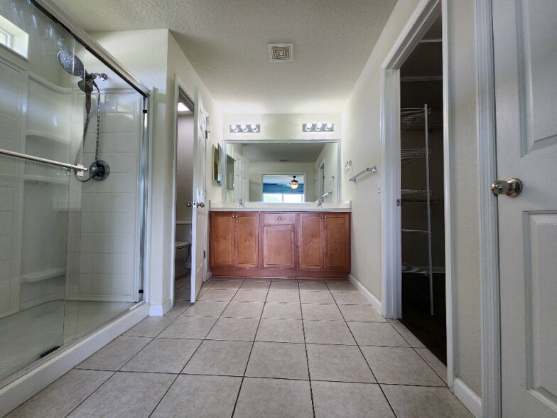Building Photo - 5768 SW 40th Pl
