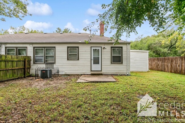 Building Photo - 1 Bedroom, Lawn and Trash Included