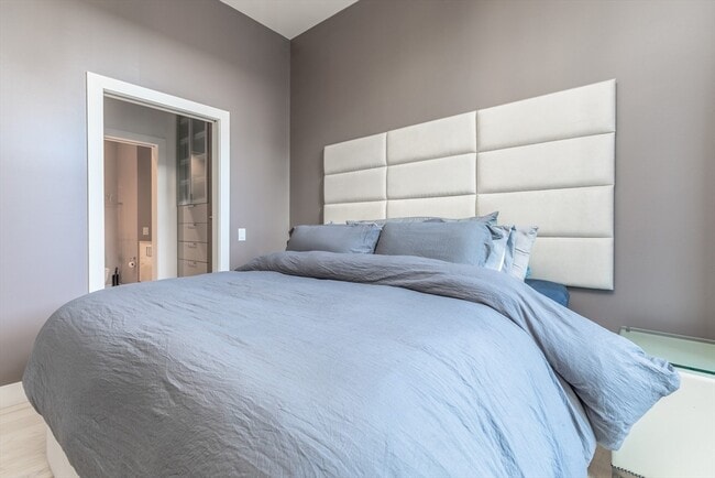 Building Photo - 32 Traveler St