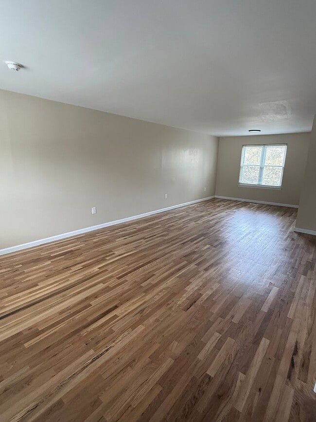 Building Photo - Beautiful Updated 4 bedroom townhouse available!