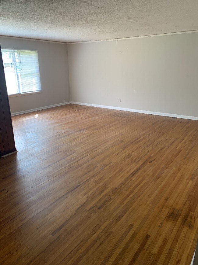 Building Photo - 1419 Beaumont Dr