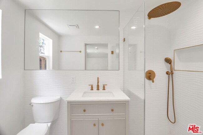 Building Photo - 1105 S Alfred St