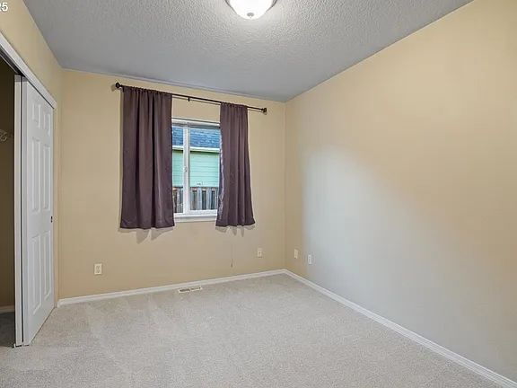 Building Photo - "Charming 3-Bed Oasis in Monmouth with Cozy Fireplace & Stylish Furnishings!"