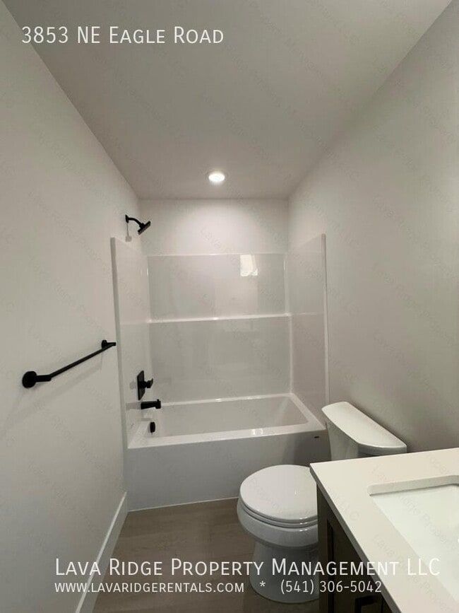 Building Photo - 3853 NE Eagle Rd