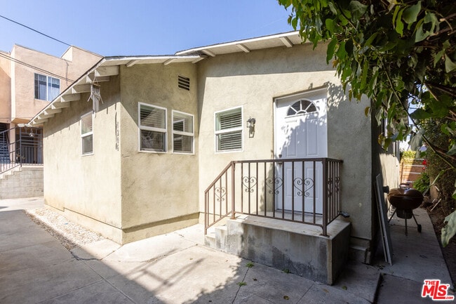 Building Photo - 1206 Beachwood Dr
