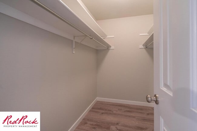 Building Photo - Remodeled 2 Bedroom Townhome. Pet Friendly!