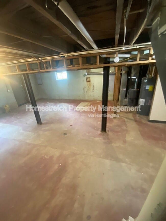 Building Photo - 6657 Kenwood Dr