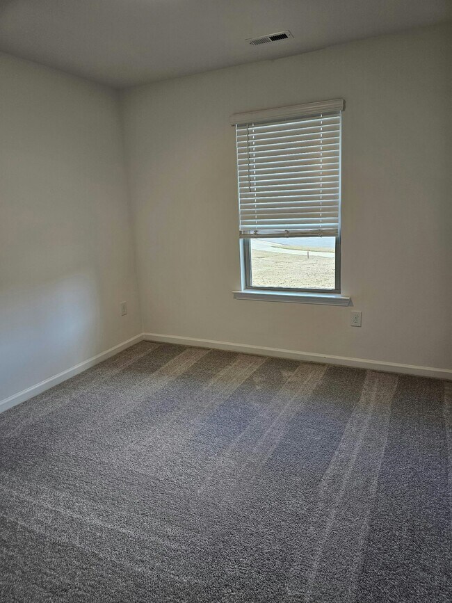 Building Photo - 112 Labrador Ln