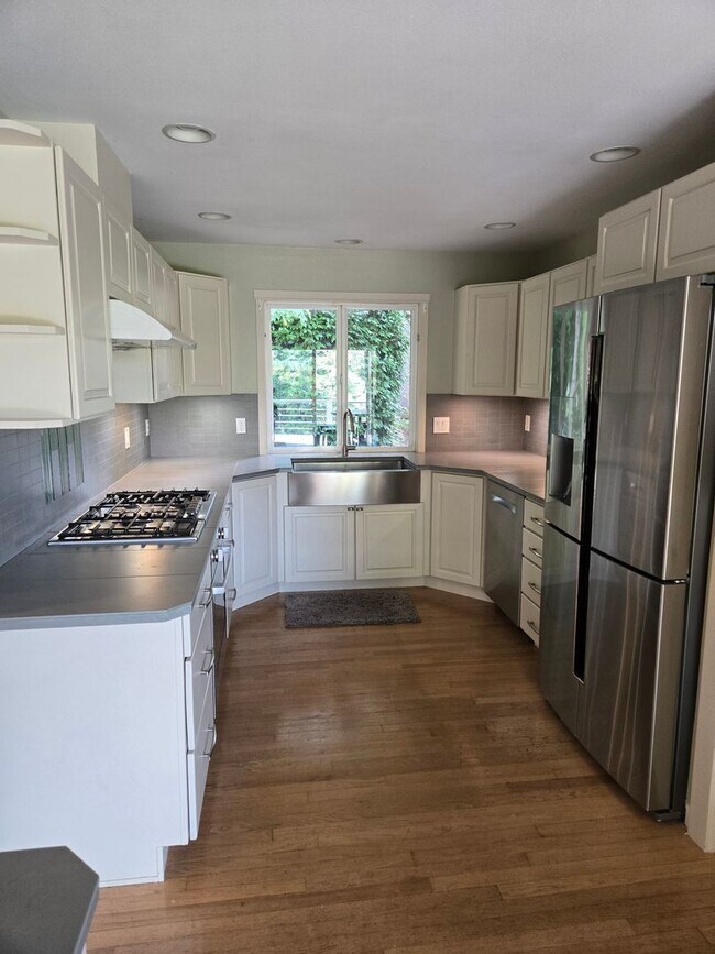 Building Photo - Popular West Linn! Tons of Space and great...