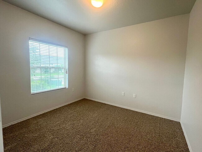 Building Photo - Welcome to This 5BR/ 2.5 BA w/ GameRoom Move-in Ready Home ~ Conveniently Located to RAFB/Ft Sam!