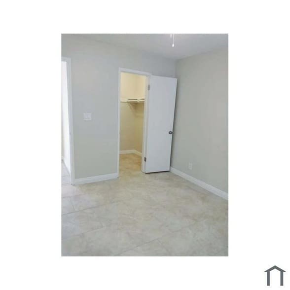 Building Photo - 811 Orchid Ct