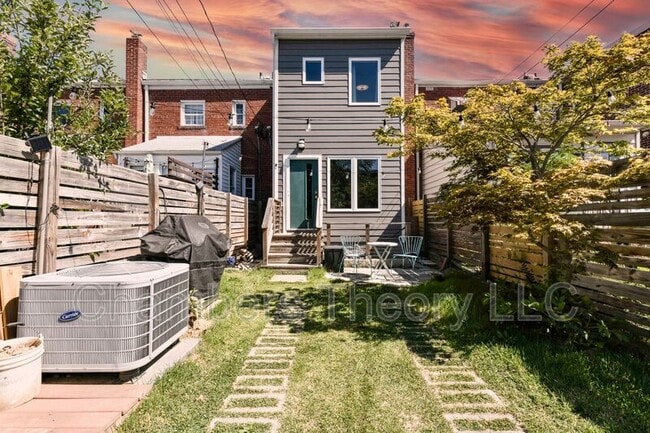 Building Photo - 509 E Luray Ave