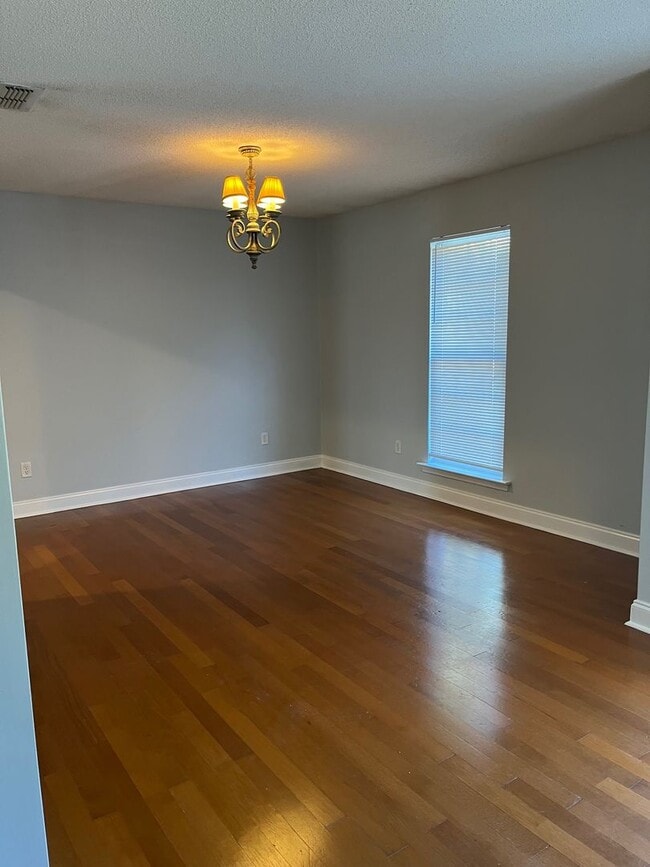 Building Photo - 1330 Lovers Lane Rd