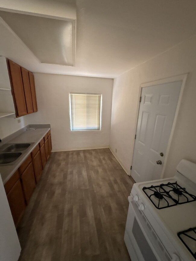 Building Photo - NICE DUPLEX WITH PRIVATE YARD!