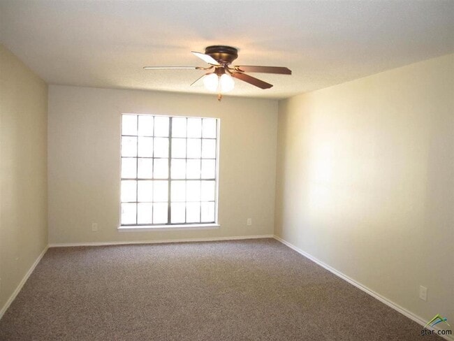 Building Photo - 323 Top Hill Dr