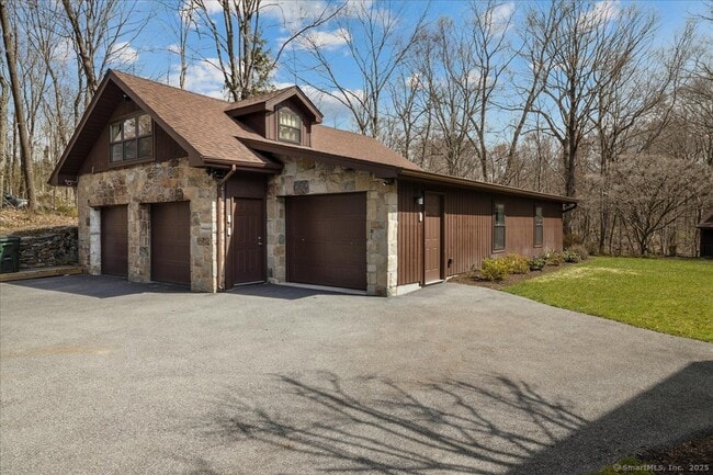 Building Photo - 693 Den Rd