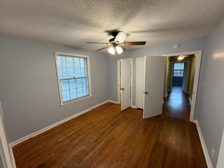 Building Photo - 2313 Ingleside Dr