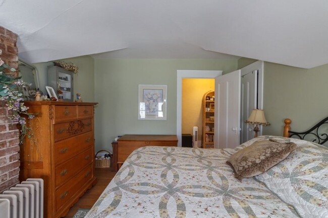 Bedroom - 511 Franklin St