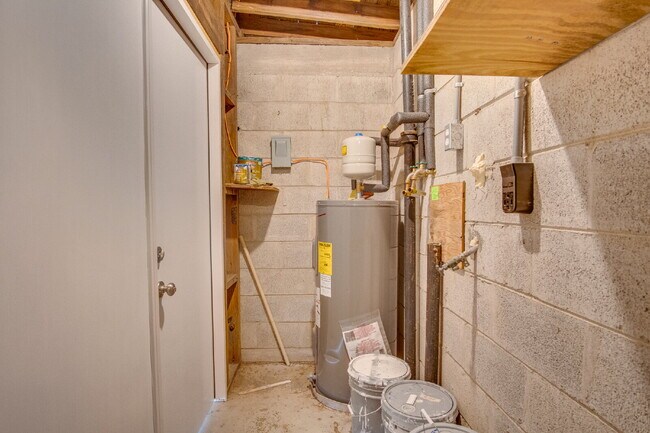 Building Photo - Updated 2BR/2BA Home Near Cordova Mall – Modern Updates & Convenient Location