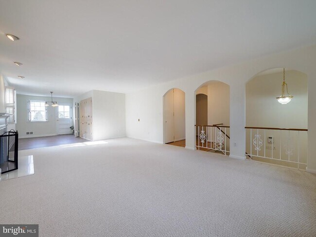Building Photo - 2702 Navarre Dr