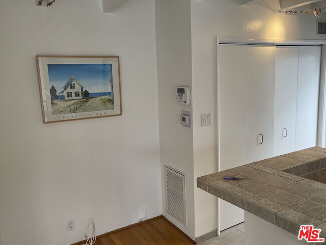 Building Photo - 516 N San Vicente Blvd