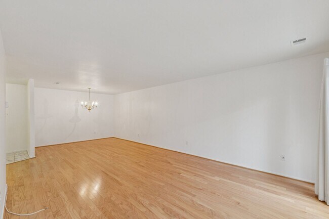 Building Photo - SPACIOUS Bright UNIT.