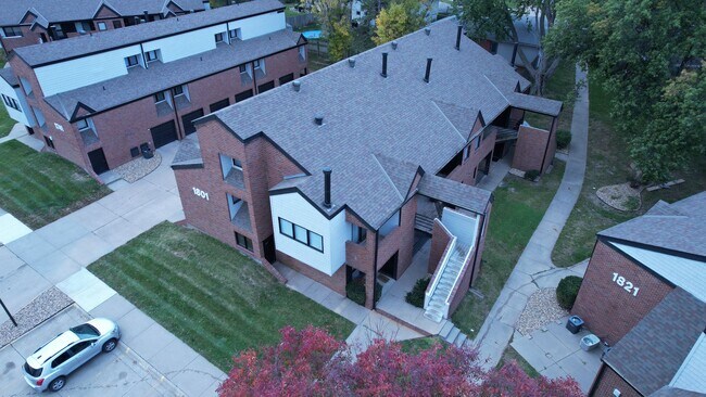 Building Photo - Stylish 1-Bedroom Apartment with Luxurious Updates in a Serene Setting