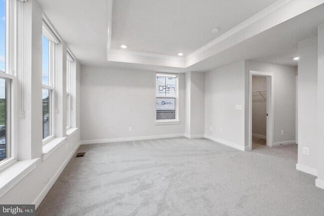 Building Photo - 45176 Drowes Ter