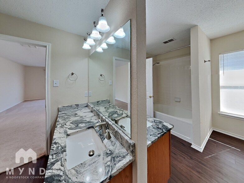 Building Photo - 316 Willow Oak Dr