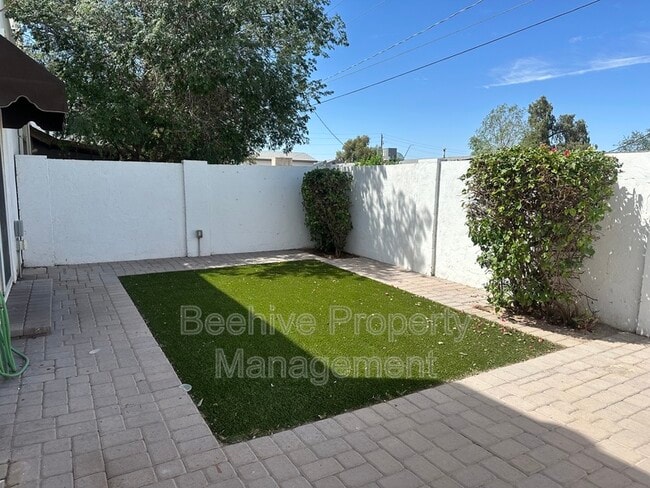 Building Photo - 302 N Sycamore