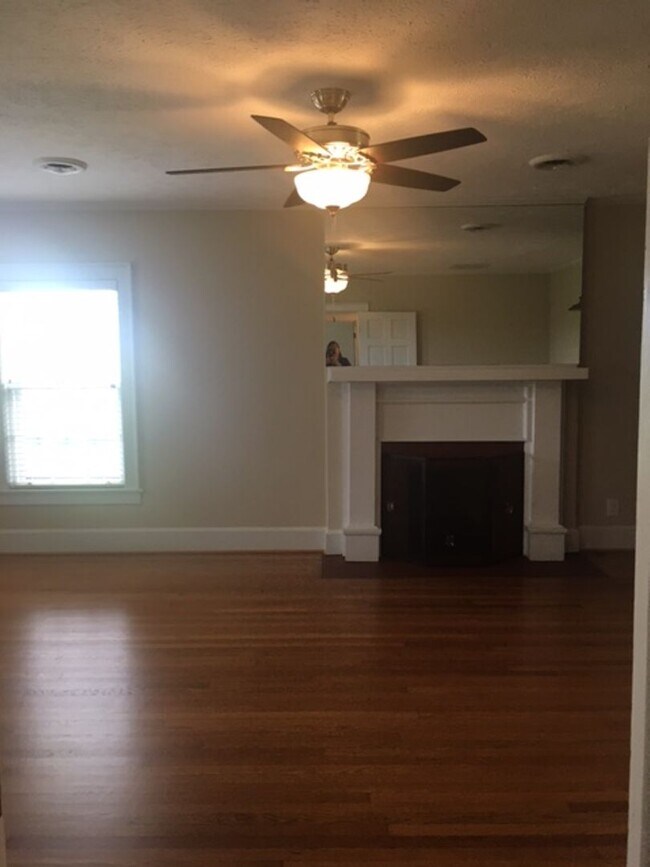 Building Photo - Kentucky mansion overlooking horse farm with stunning views    260323