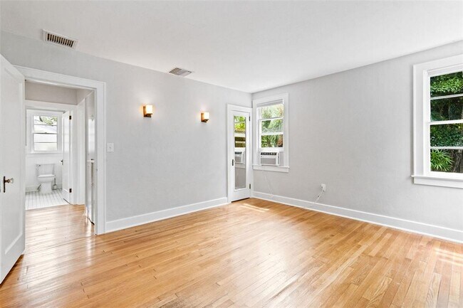 Building Photo - 205 Garden Cir N