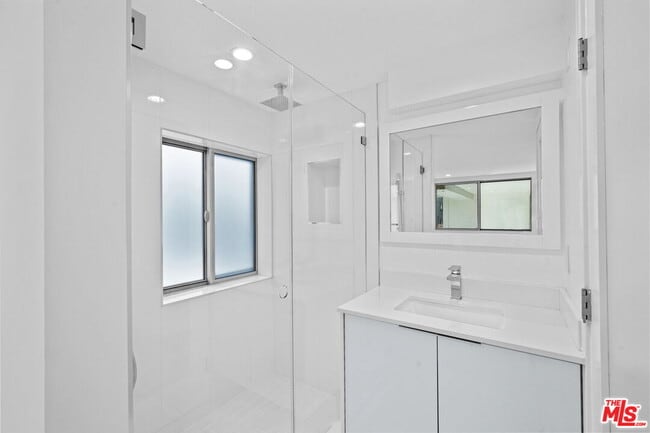Building Photo - 621 Kings Rd