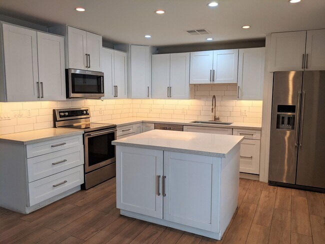 Building Photo - 4 Bedroom Home in Tempe Gardens Near E Sou...