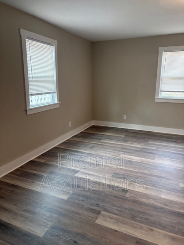 Building Photo - 404 E 8th St