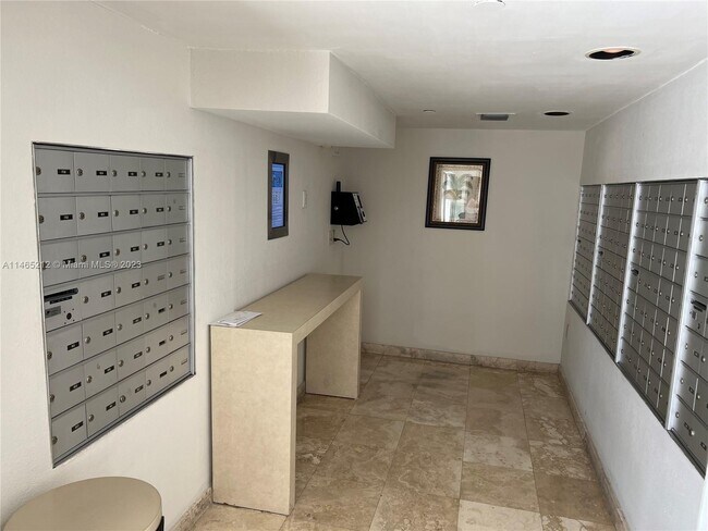 Building Photo - 2625 Collins Ave