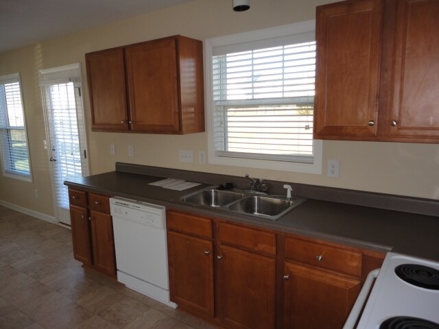 Building Photo - 611 Blue Lake Dr