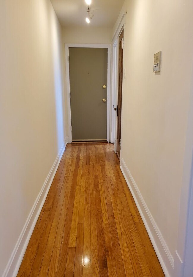 Building Photo - East Albany Park – Updated 1-Bedroom Apt –...