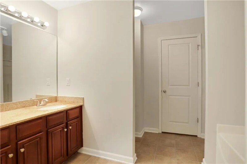 Building Photo - 526 Tufton Tr