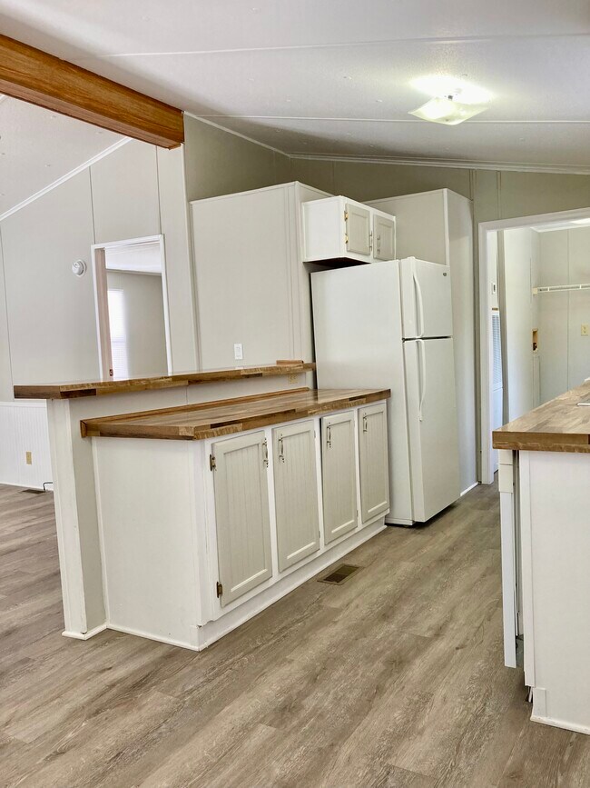 Building Photo - 870 Tower Rd SE