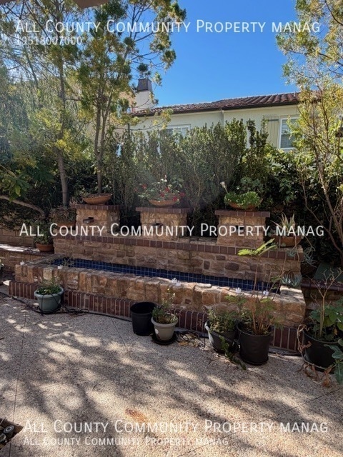 Building Photo - 70 Loganberry-