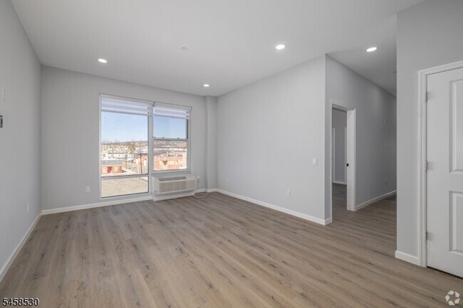 Building Photo - 208 W 7th St