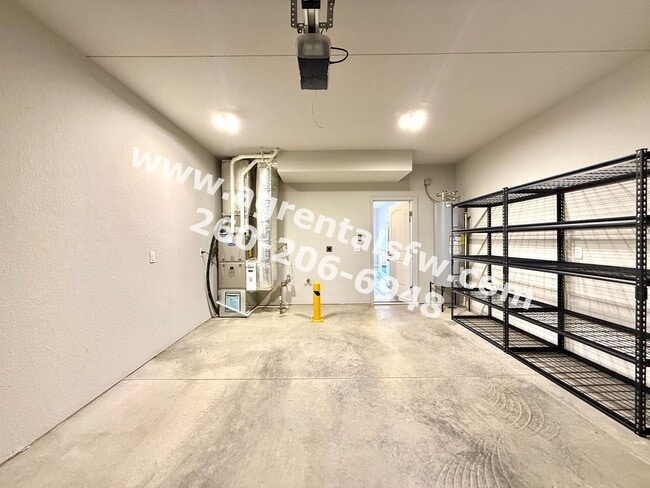 Building Photo - 3 Bedroom Residence