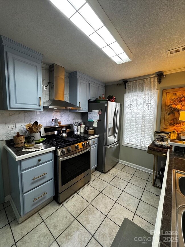 Building Photo - 404 Moss Springs Rd