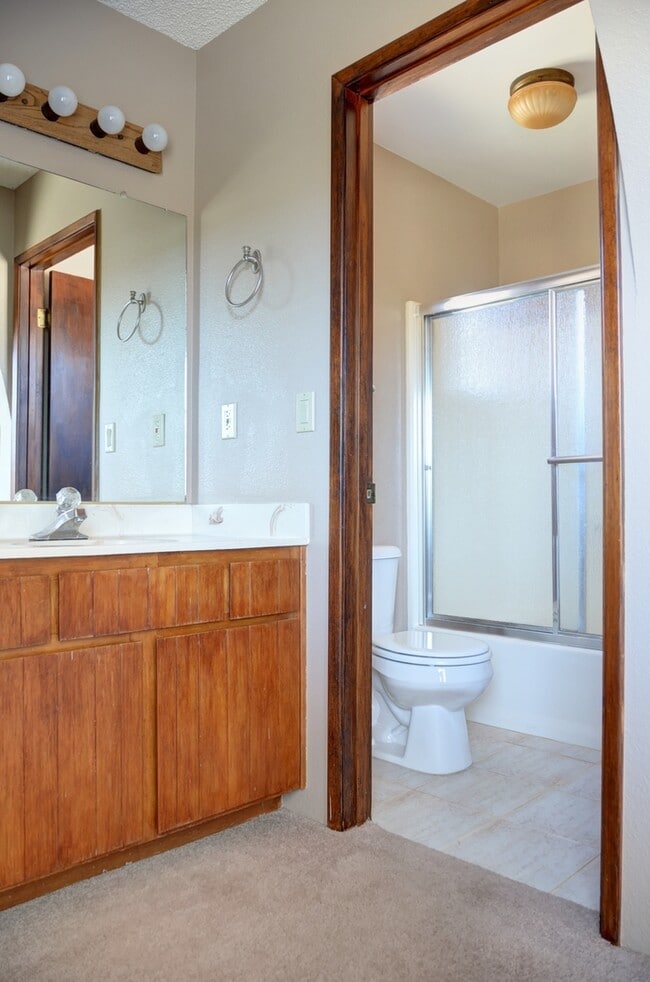 Building Photo - 3 Bedroom, 2 Bath Home in Diamond Valley!