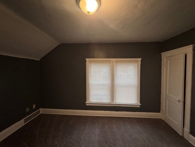 Building Photo - Charming 3-Bedroom Property in Prime Location