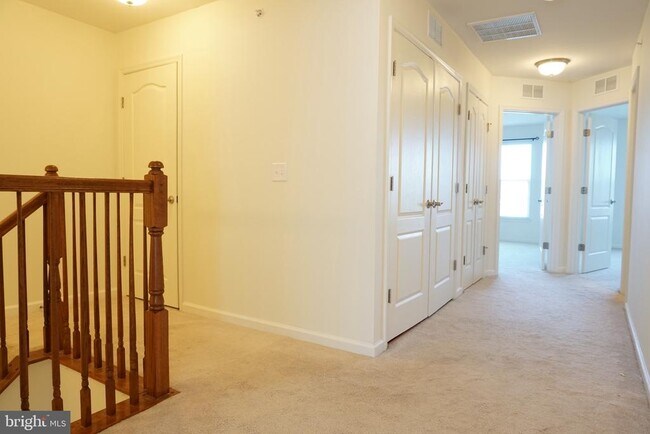 Building Photo - 2261 Kew Gardens Dr